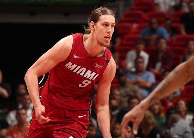 大比分获胜首场状态出色,热火观众沸腾!,蒂姆重返赛场全场沸腾不已 大比分获胜首场状态出色,热火观众沸腾!,蒂姆重返赛场全场沸腾不已