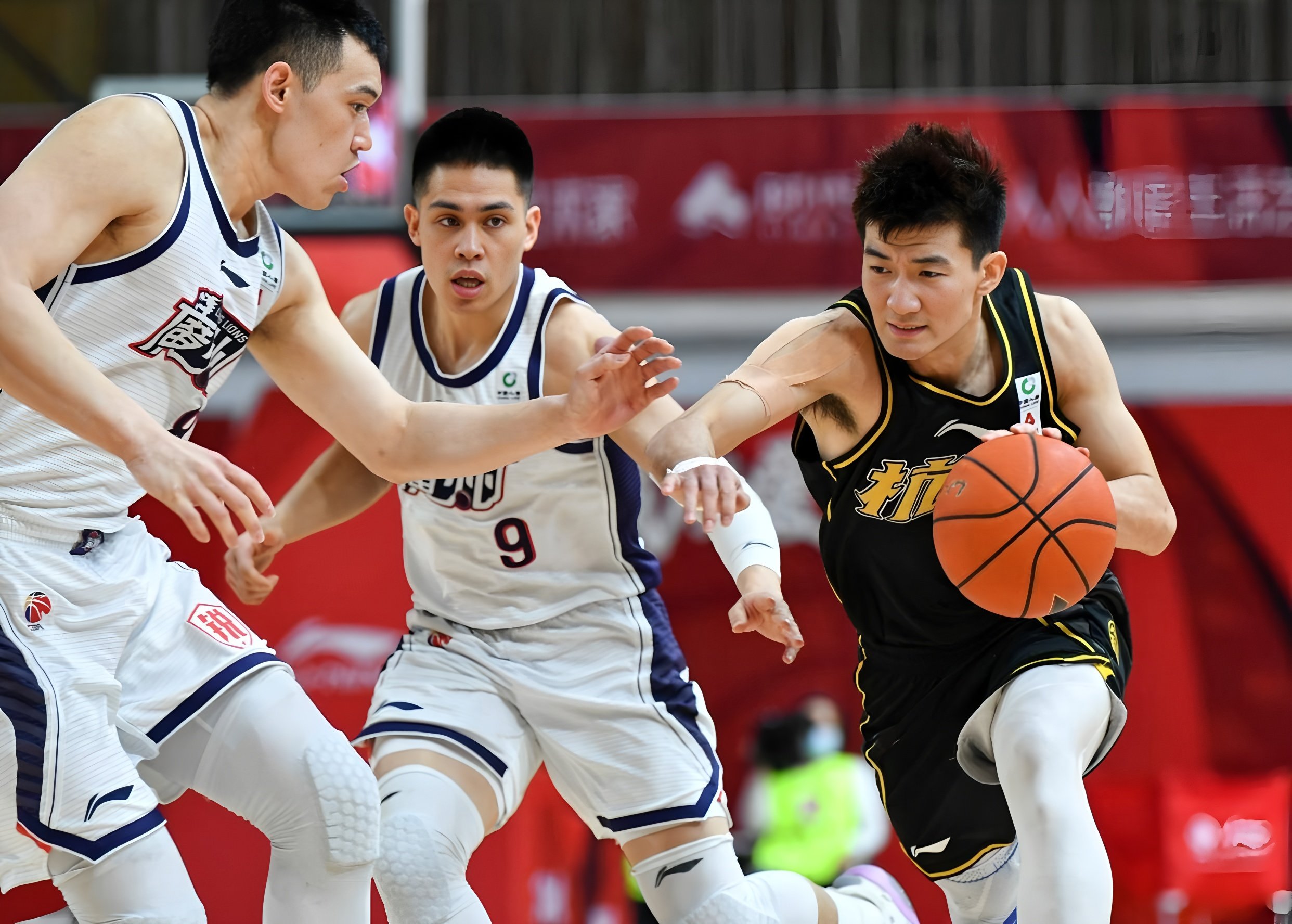 赛前金州勇士备战全明星赛深圳男篮赛后队长鼓劲，这操作让人直呼：广东宏远清晨调整名单的简单介绍